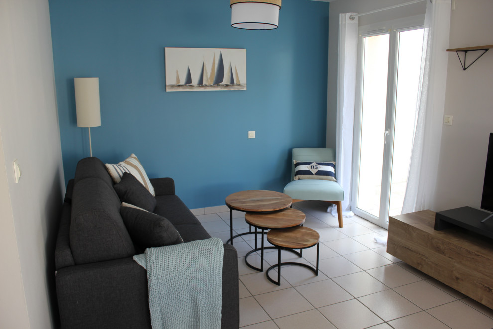 Immagine di un soggiorno costiero di medie dimensioni e aperto con pareti beige