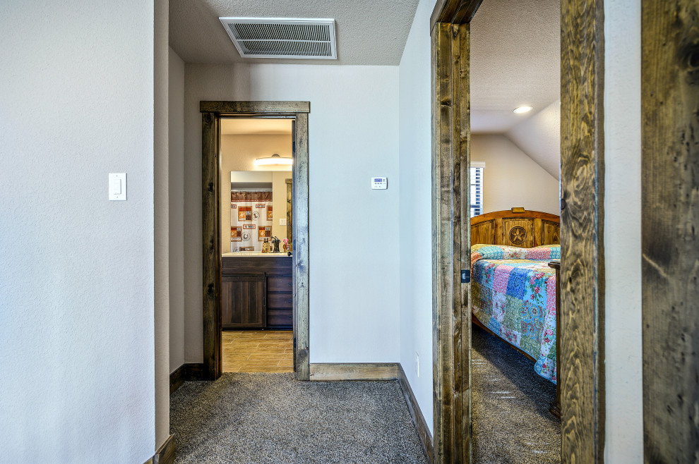 Esempio di un piccolo ingresso o corridoio rustico con pareti bianche, moquette, pavimento grigio e soffitto a volta
