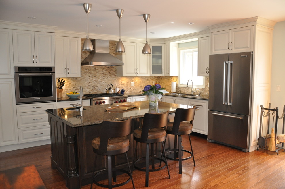 Kitchen - transitional kitchen idea in Toronto