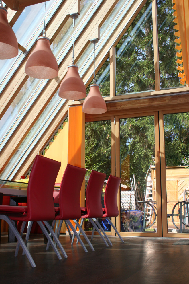 Großer Mediterraner Wintergarten mit dunklem Holzboden, Glasdecke und braunem Boden in Sonstige