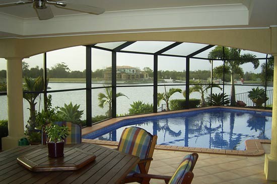 Вольер с навесом из поикарбоната для бассейна и патио