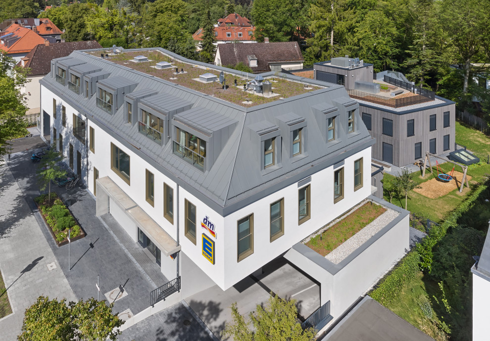 ミュンヘンにある高級な中くらいなコンテンポラリースタイルのおしゃれな家の外観 (漆喰サイディング、緑化屋根) の写真
