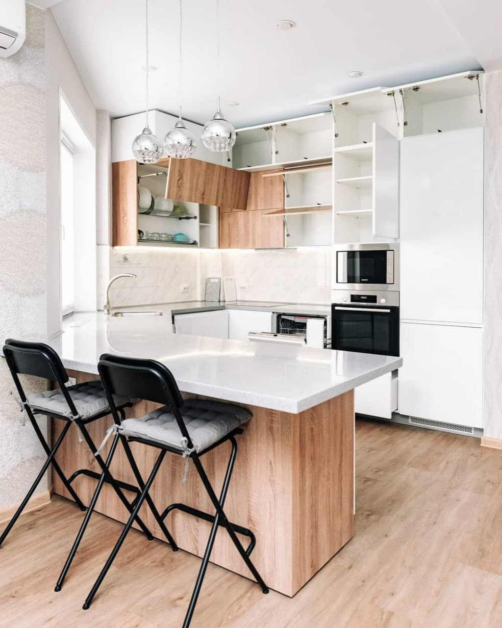 Светлая белая кухня с полуостровом в современном стиле