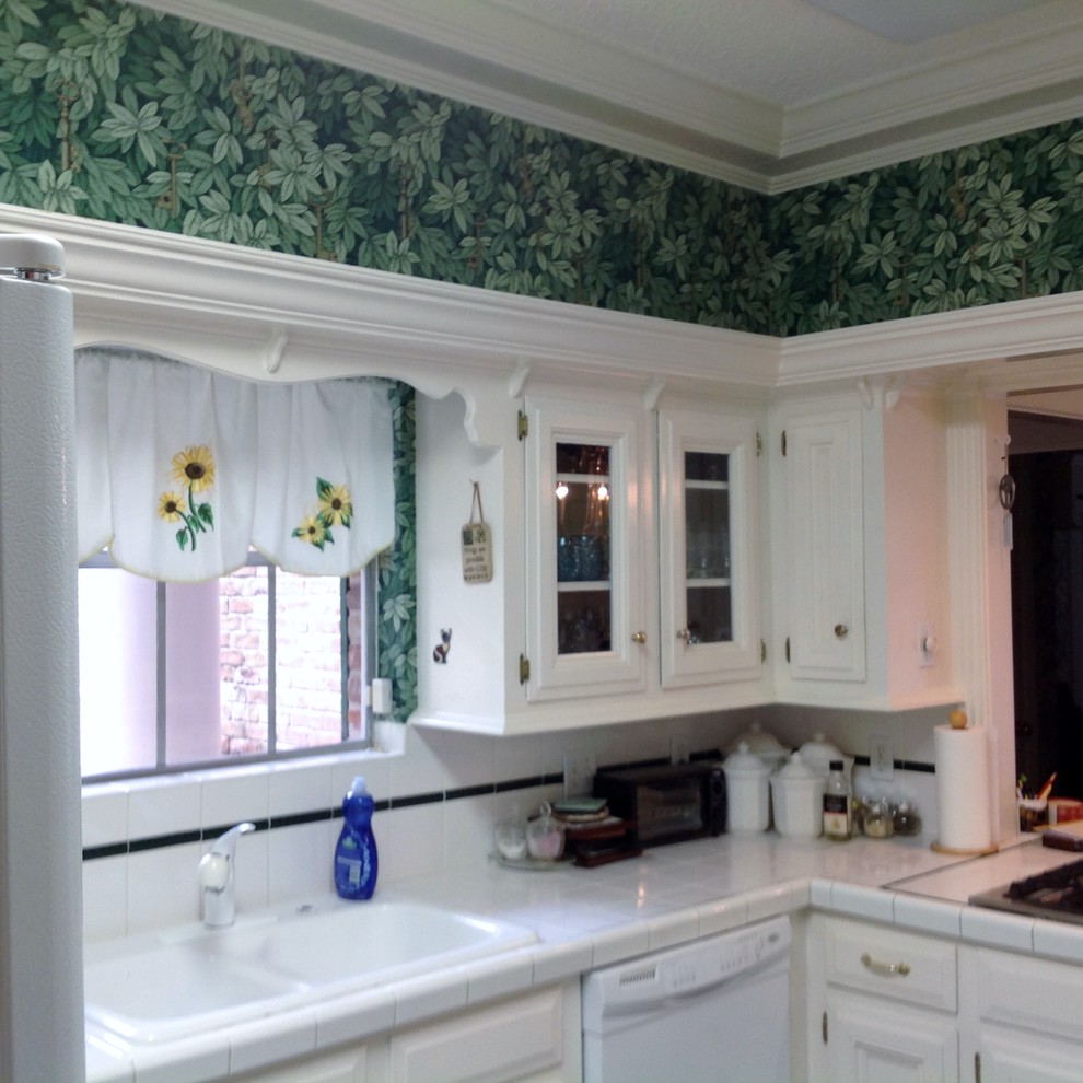 Example of a transitional home design design in Houston