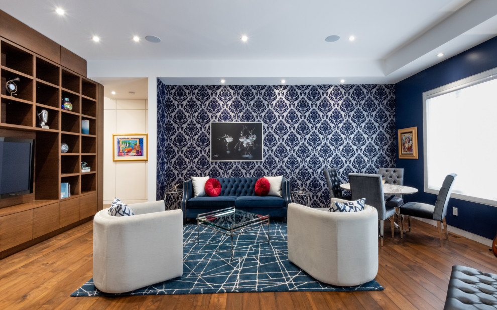 トロントにある高級な広いトランジショナルスタイルのおしゃれな独立型ファミリールーム (ミュージックルーム、青い壁、無垢フローリング、コーナー設置型暖炉、壁掛け型テレビ、茶色い床、壁紙) の写真