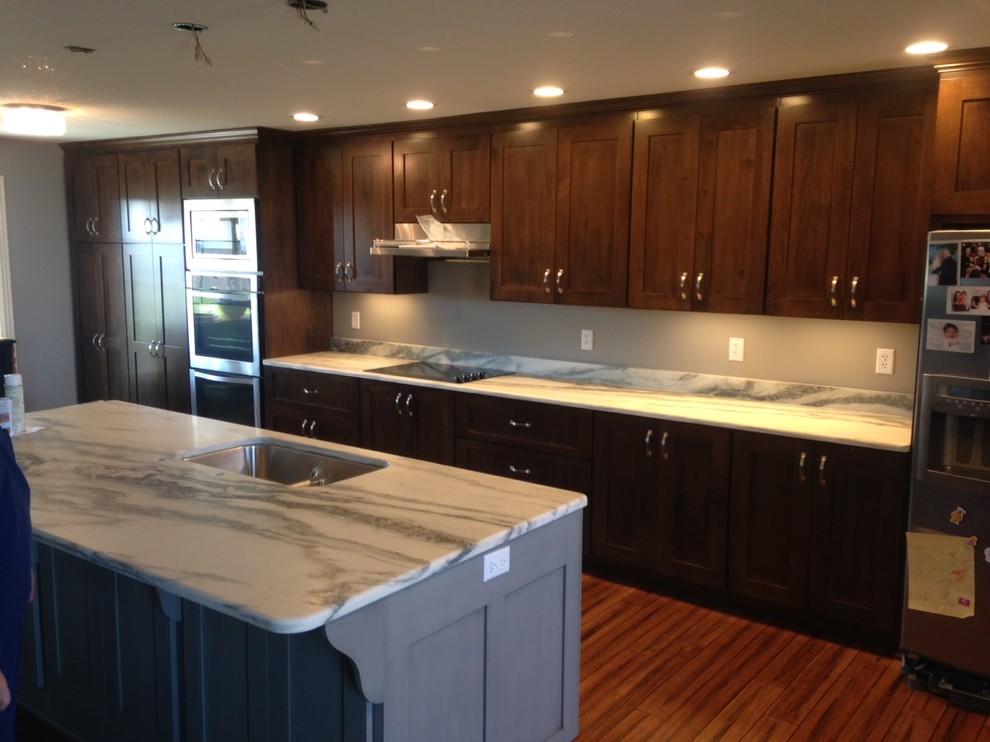 Kitchen - transitional kitchen idea