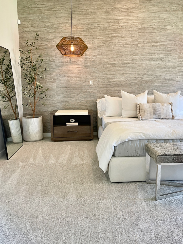 Стильный дизайн: большая хозяйская спальня: освещение в стиле ретро с ковровым покрытием - последний тренд