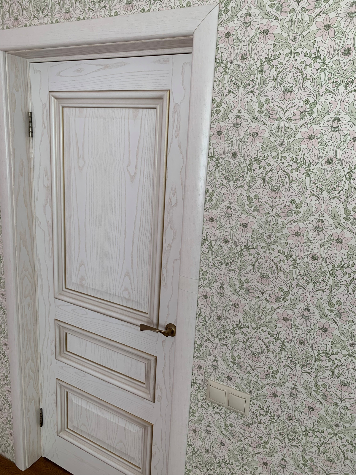 2 этаж. Светлые двери и обои в детской для девочек.