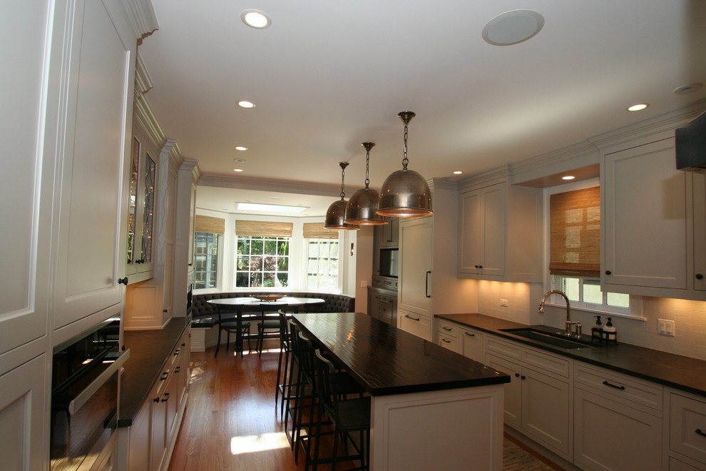 Kitchen - transitional kitchen idea in Chicago