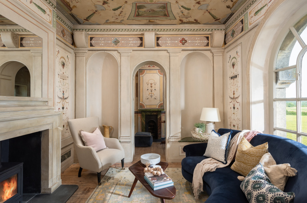 Aménagement d'un salon classique de taille moyenne avec un mur beige, un sol en bois brun, une cheminée standard, un sol beige et du lambris.