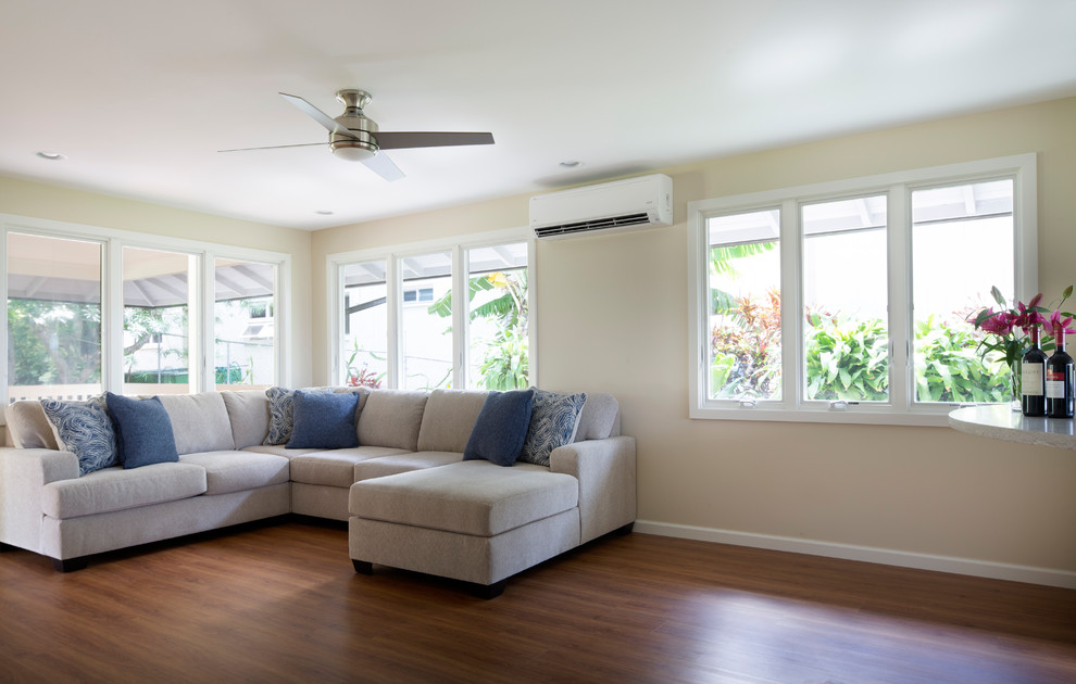 Transitional home design photo in Hawaii