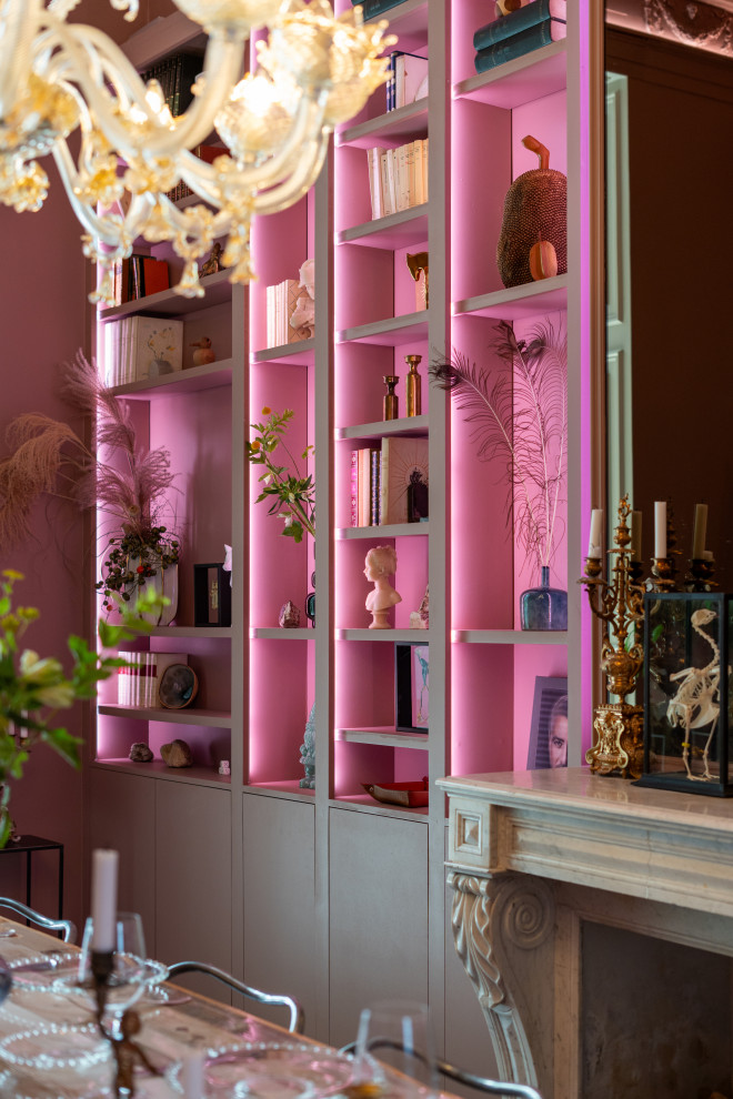 Imagen de comedor bohemio grande con paredes rosas, suelo de madera pintada, todas las chimeneas y suelo rosa