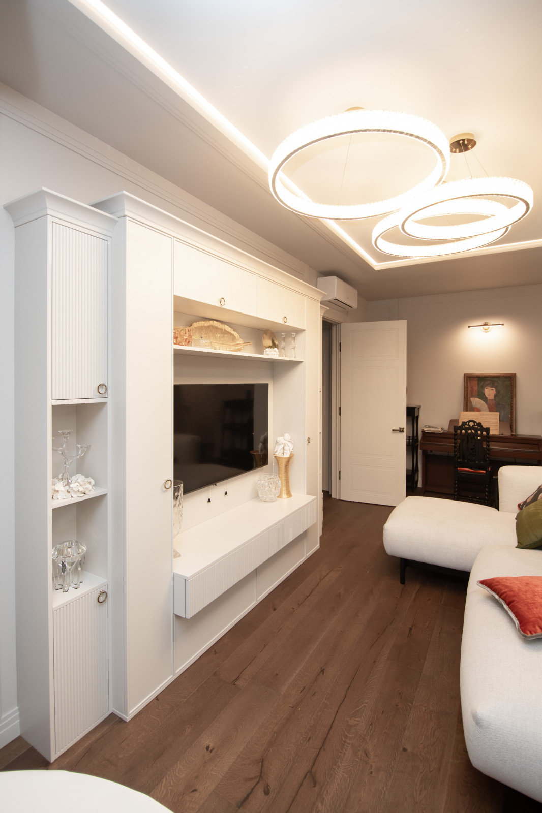 Стеллаж в гостиную для оформления ТВ-зоны