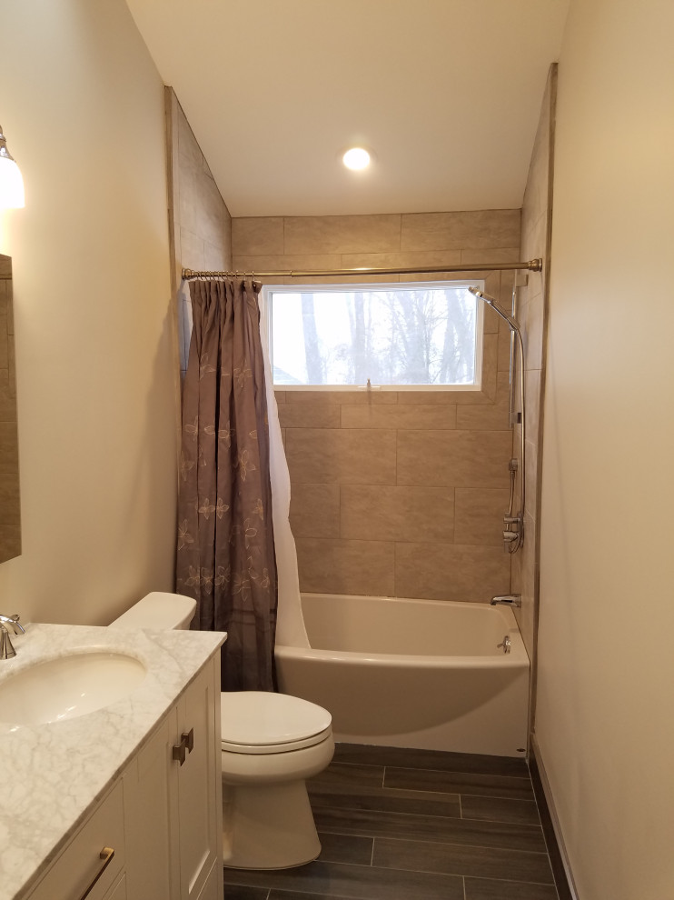 Foto på ett mellanstort vintage flerfärgad en-suite badrum, med luckor med infälld panel, vita skåp, ett badkar i en alkov, flerfärgad kakel, beige väggar, ett undermonterad handfat, marmorbänkskiva, flerfärgat golv och dusch med duschdraperi