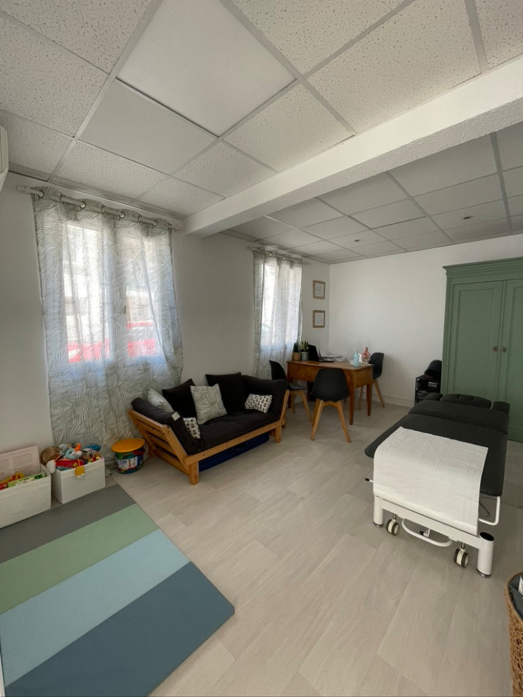 Esempio di una camera degli ospiti design di medie dimensioni con pareti bianche, pavimento in laminato e pavimento beige