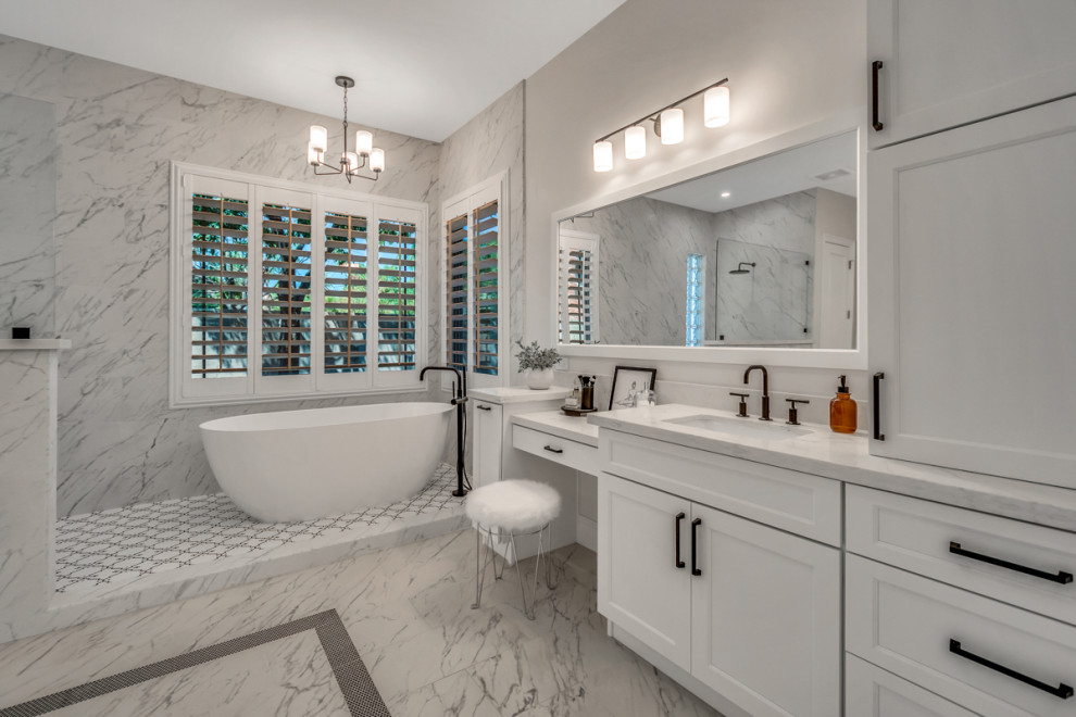 Idéer för ett stort klassiskt beige badrum, med skåp i shakerstil, vita skåp, ett fristående badkar, en dusch/badkar-kombination, flerfärgad kakel, porslinskakel, vita väggar, klinkergolv i porslin, ett undermonterad handfat, bänkskiva i kvartsit, flerfärgat golv och med dusch som är öppen