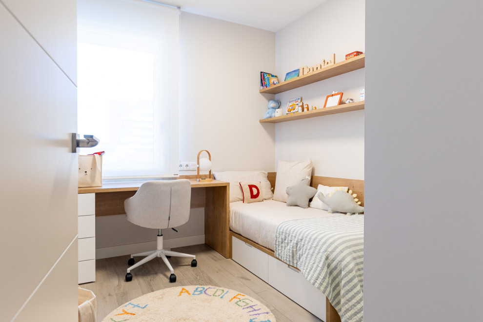 Foto de dormitorio infantil de 4 a 10 años nórdico de tamaño medio con paredes beige y suelo de madera clara