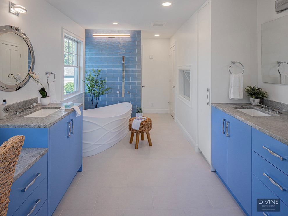 Exempel på ett mycket stort klassiskt badrum, med luckor med glaspanel, blå skåp, ett fristående badkar, en hörndusch, blå kakel, blå väggar, dusch med gångjärnsdörr, klinkergolv i keramik och vitt golv