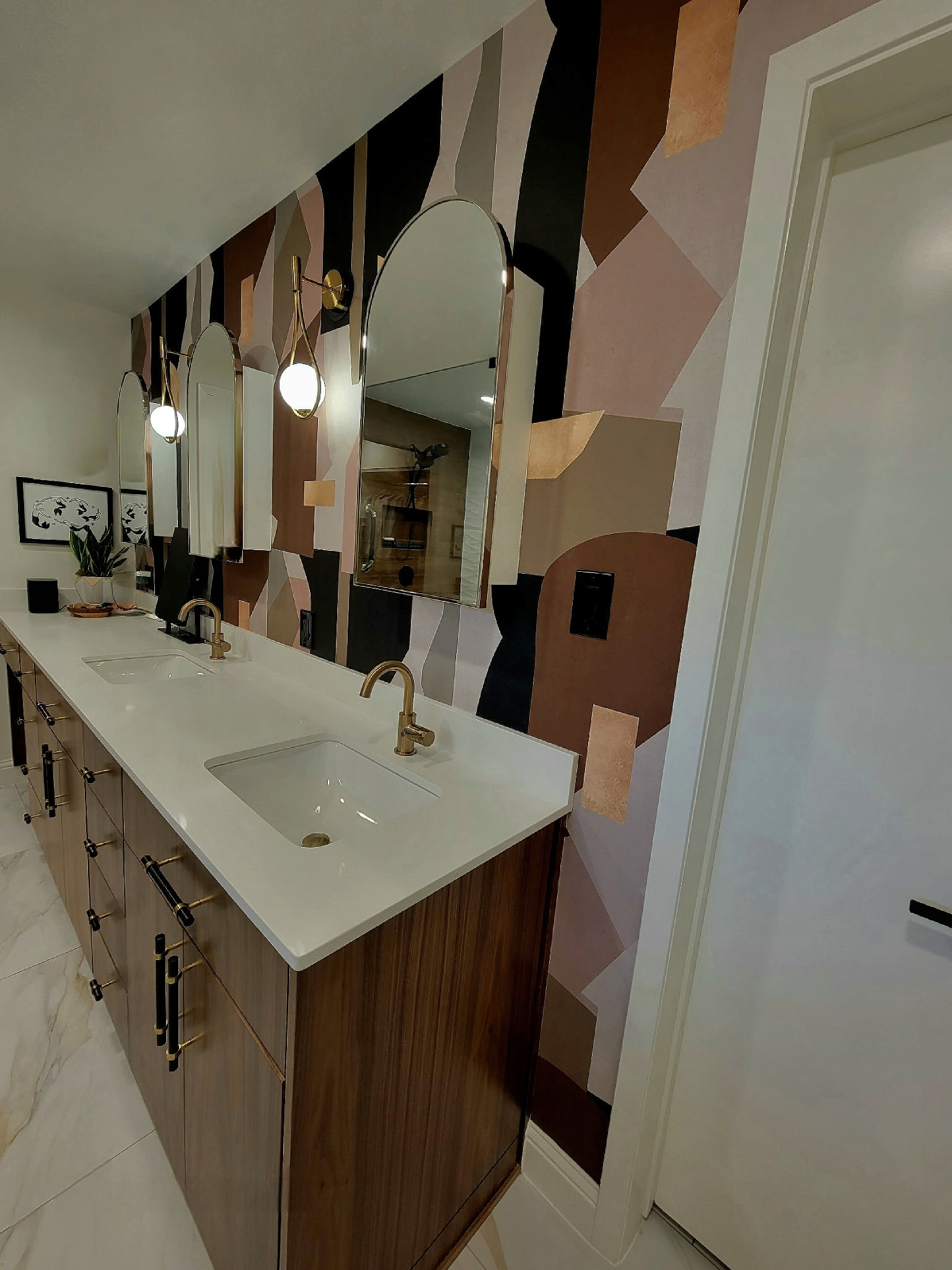 CONTEMPORARY MASTER BATHROOM WITH WALKING CLOSET