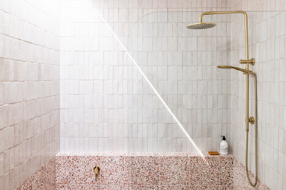 Foto på ett mellanstort maritimt badrum, med en dusch i en alkov, vit kakel, stickkakel, vita väggar, terrazzogolv, flerfärgat golv och med dusch som är öppen