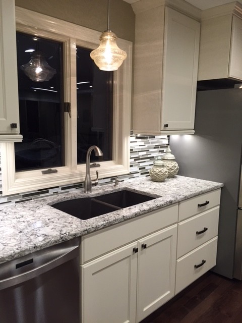 Kitchen - transitional kitchen idea in Omaha