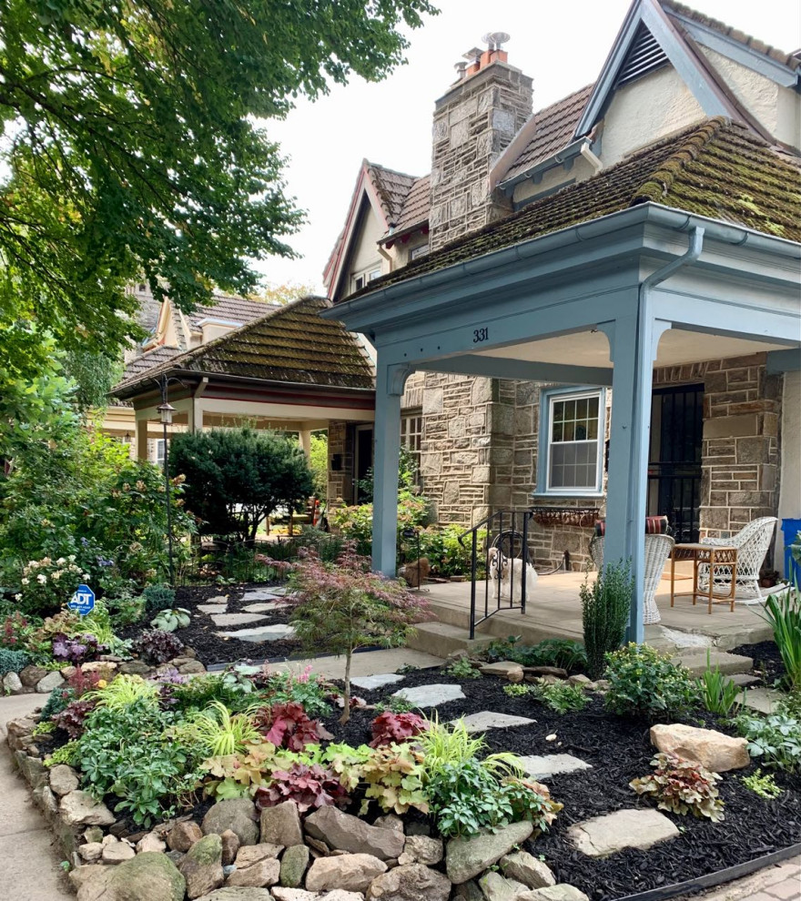 Inspiration for a small timeless courtyard ground level deck remodel in Philadelphia