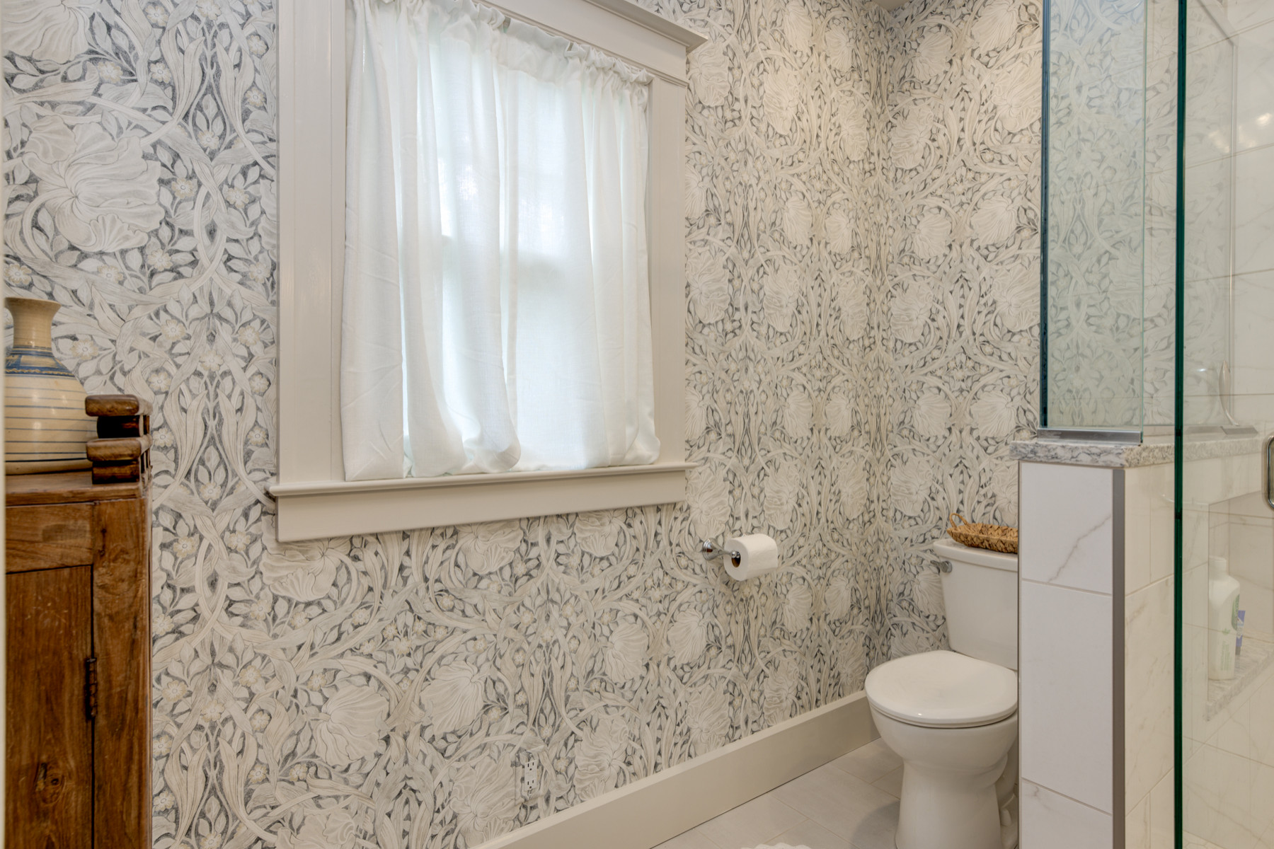 Example of an eclectic bathroom design in Louisville