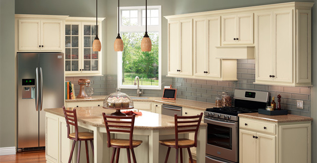 Shenandoah Cabinetry Traditional Kitchen Los Angeles By