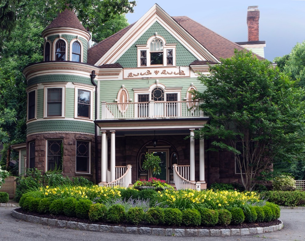 Design ideas for a mid-sized traditional exterior in New York.