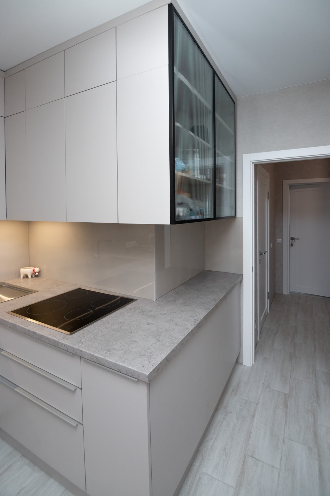 Современная угловая кухня в нежно-сером цвете