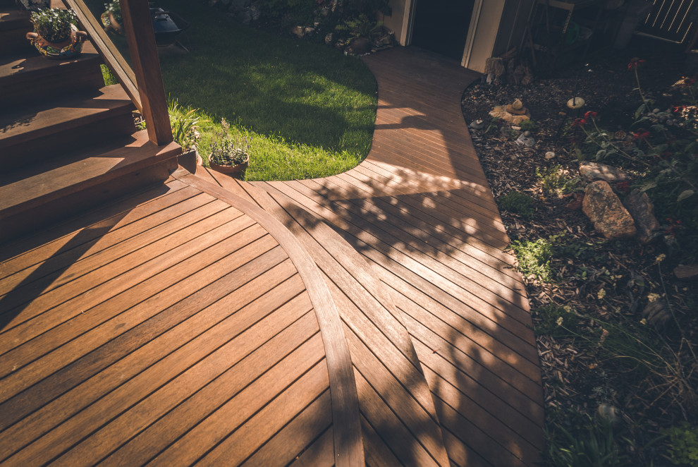 Inspiration for a mid-sized transitional backyard deck remodel in Calgary