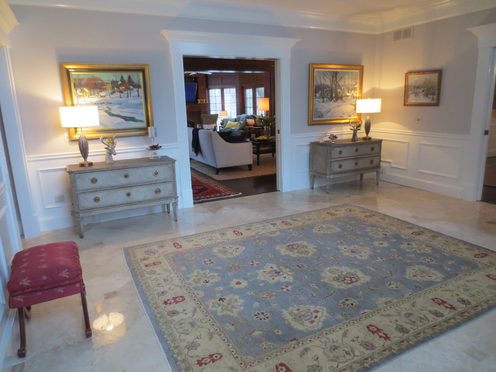 Example of a transitional entryway design in New York