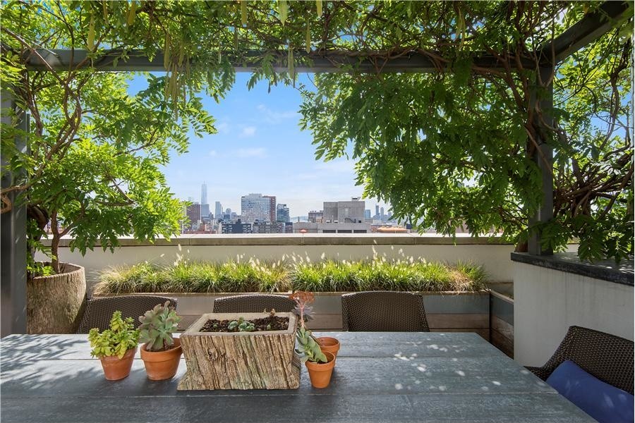 Design ideas for an expansive contemporary rooftop deck in New York with a vertical garden and a pergola.