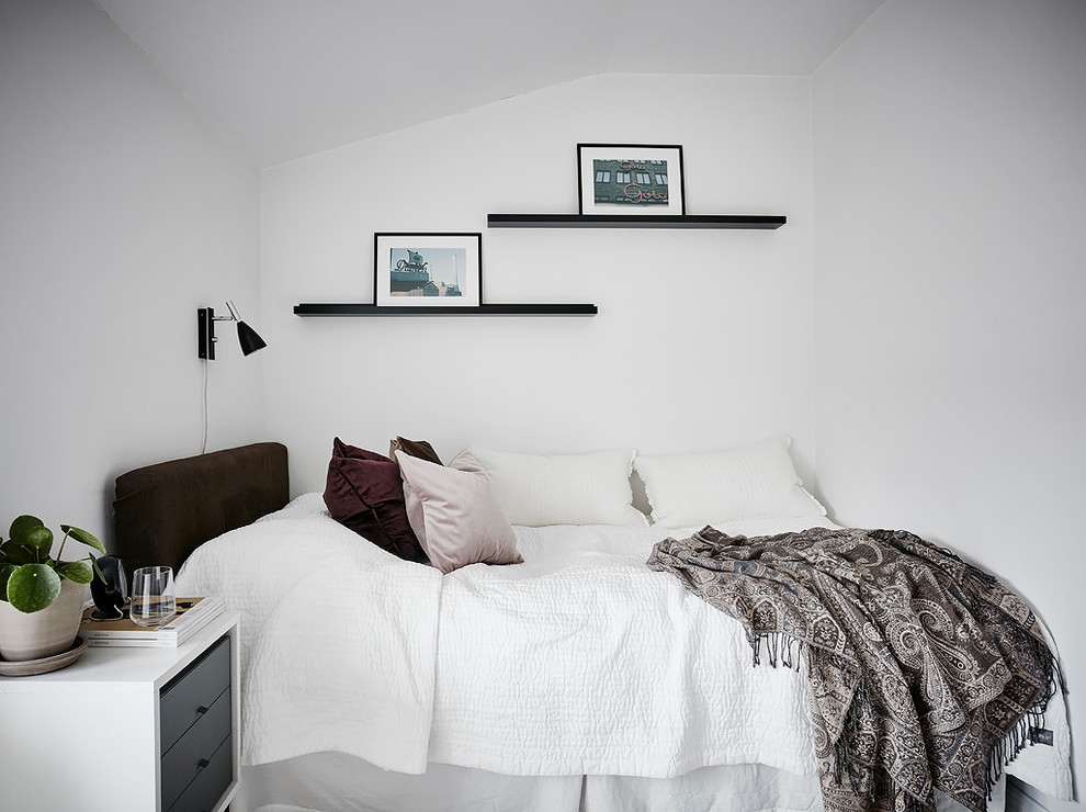 Inredning av ett klassiskt litet barnrum kombinerat med sovrum, med vita väggar