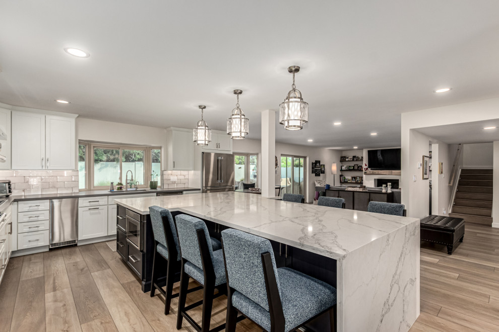 Kitchen - transitional kitchen idea in Phoenix