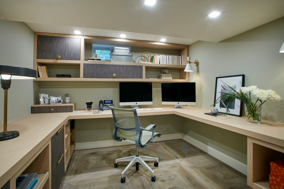 Esempio di un piccolo ufficio tradizionale con pareti verdi, pavimento in gres porcellanato, nessun camino, scrivania incassata e pavimento grigio