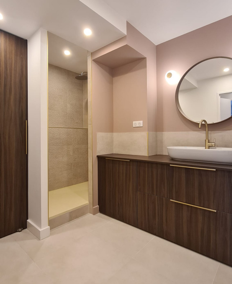 Salle de bain?[Exemple de salle de bain in bois brun With un placard à porte affleurante, WC séparés, un carrelage beige, un mur rose, un sol en carrelage de céramique, une vasque, un plan de toilette en bois, un sol beige, un plan de toilette marron, meuble simple vasque, meuble-lavabo sur pied, une douche ouverte and aucune cabine.]:[Exemple de salles de bain in bois brun With un placard à porte affleurante, WC séparés, un carrelage beige, un mur rose, un sol en carrelage de céramique, une vasque, un plan de toilette en bois, un sol beige, un plan de toilette marron, meuble simple vasque, meuble-lavabo sur pied, une douche ouverte and aucune cabine.]