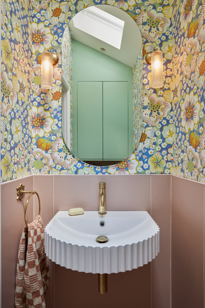 Kleine Stilmix Gästetoilette mit rosa Fliesen, Porzellanfliesen, schwebendem Waschtisch und Tapetenwänden in London