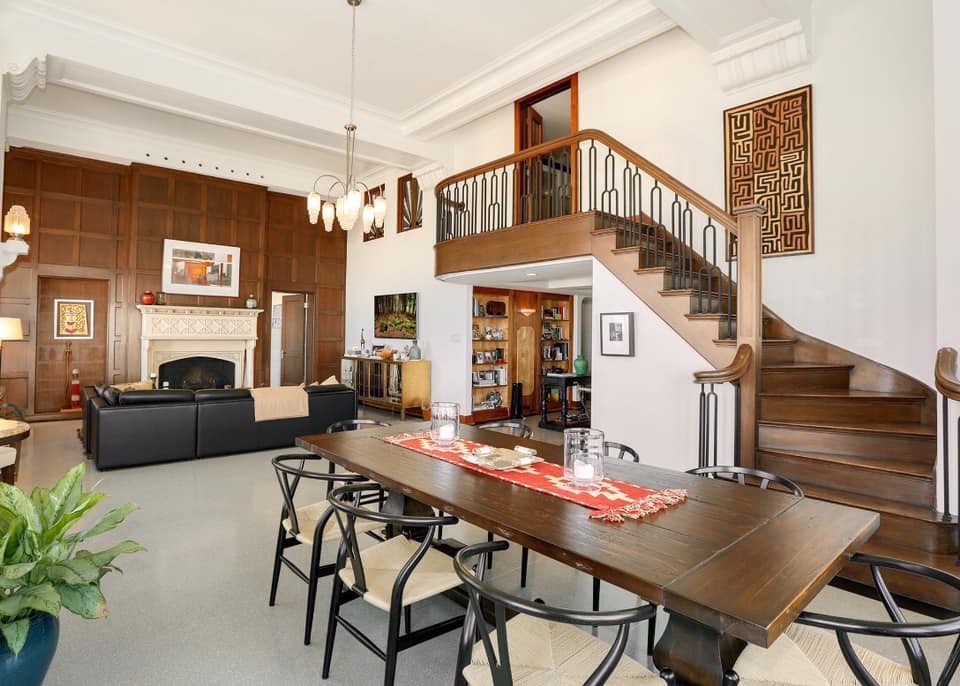 Example of a transitional home design design in Chicago