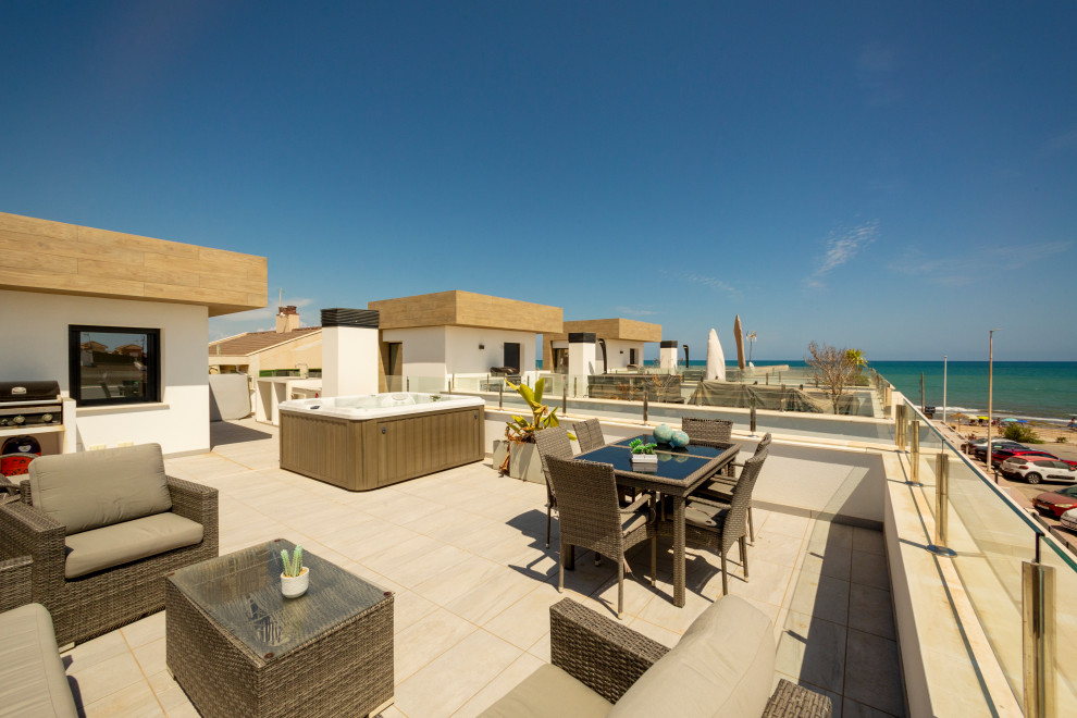Modelo de terraza in azotea With cocina exterior and barandilla de vidrio