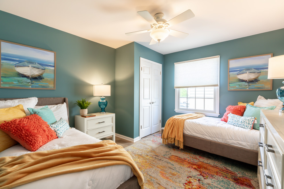 Inspiration pour une chambre d'enfant traditionnelle de taille moyenne avec un mur bleu, sol en stratifié et un sol beige.