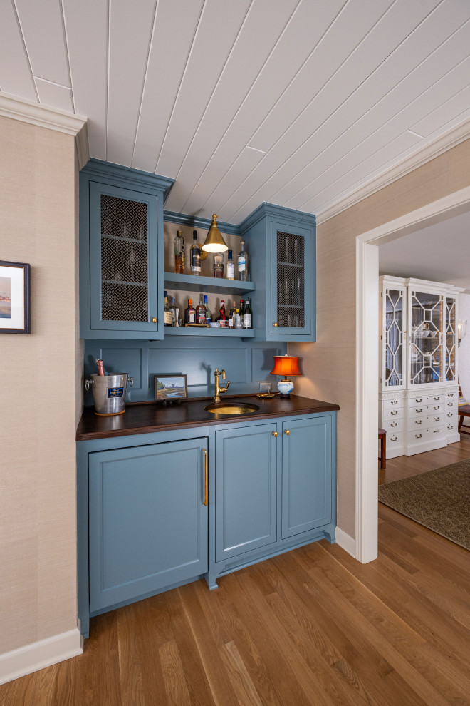 Home bar - traditional home bar idea in Milwaukee
