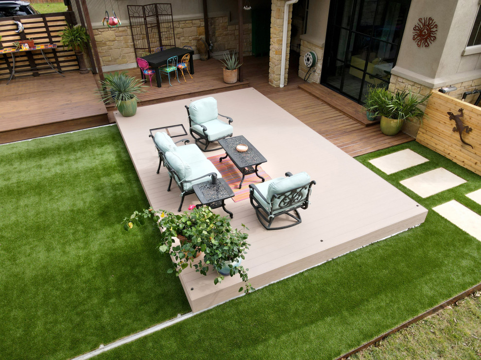 Идея дизайна: маленькая терраса на боковом дворе для на участке и в саду