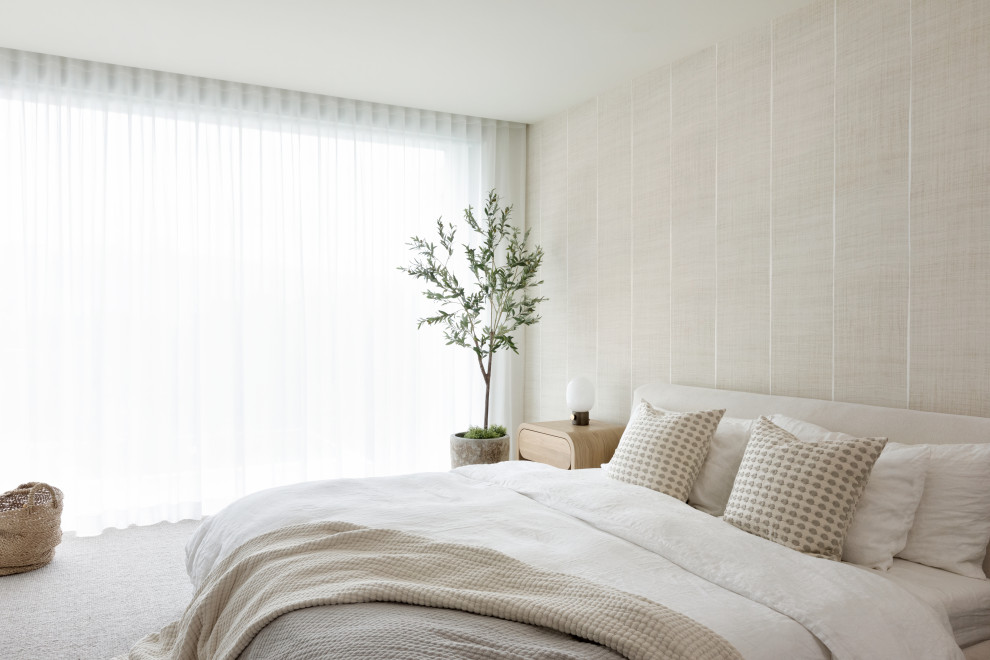 На фото: хозяйская спальня среднего размера в современном стиле с бежевыми стенами, ковровым покрытием, серым полом и обоями на стенах с