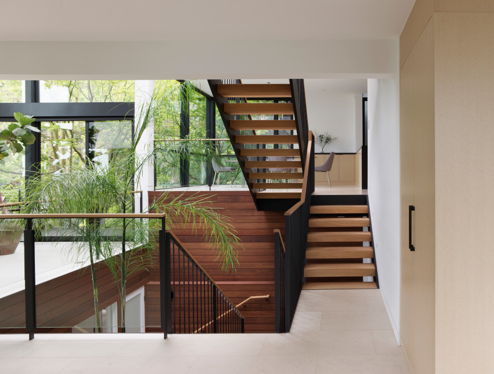 Modelo de escalera suspendida moderna de tamaño medio sin contrahuella con escalones de madera y barandilla de varios materiales