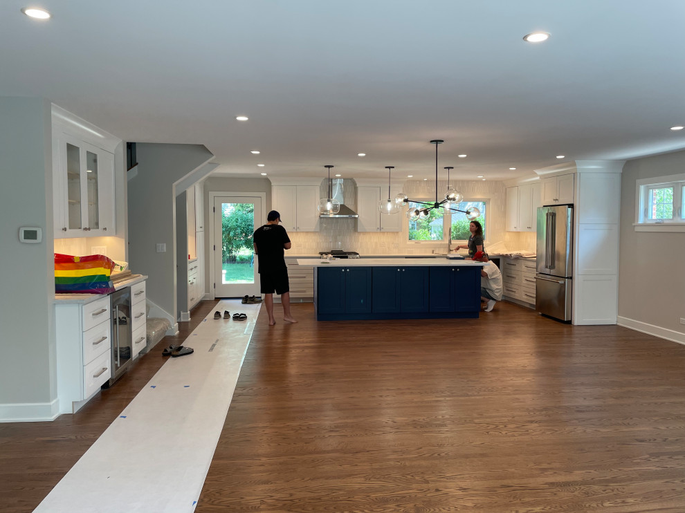 Example of a transitional kitchen design in Chicago