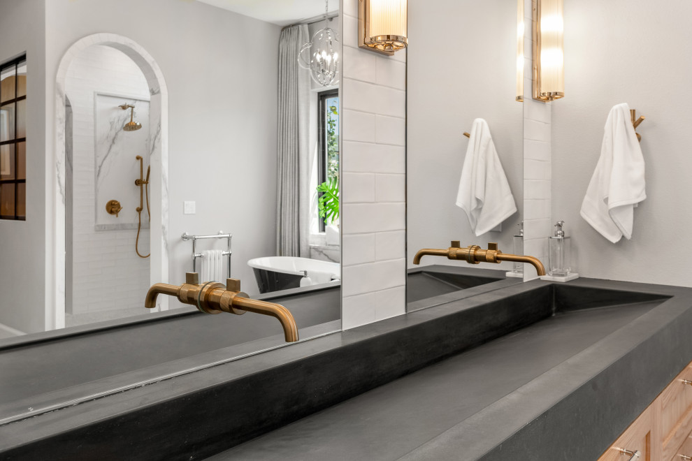 Bild på ett stort lantligt en-suite badrum, med ett fristående badkar, en öppen dusch, vit kakel, keramikplattor, grå väggar, klinkergolv i keramik, grått golv och med dusch som är öppen