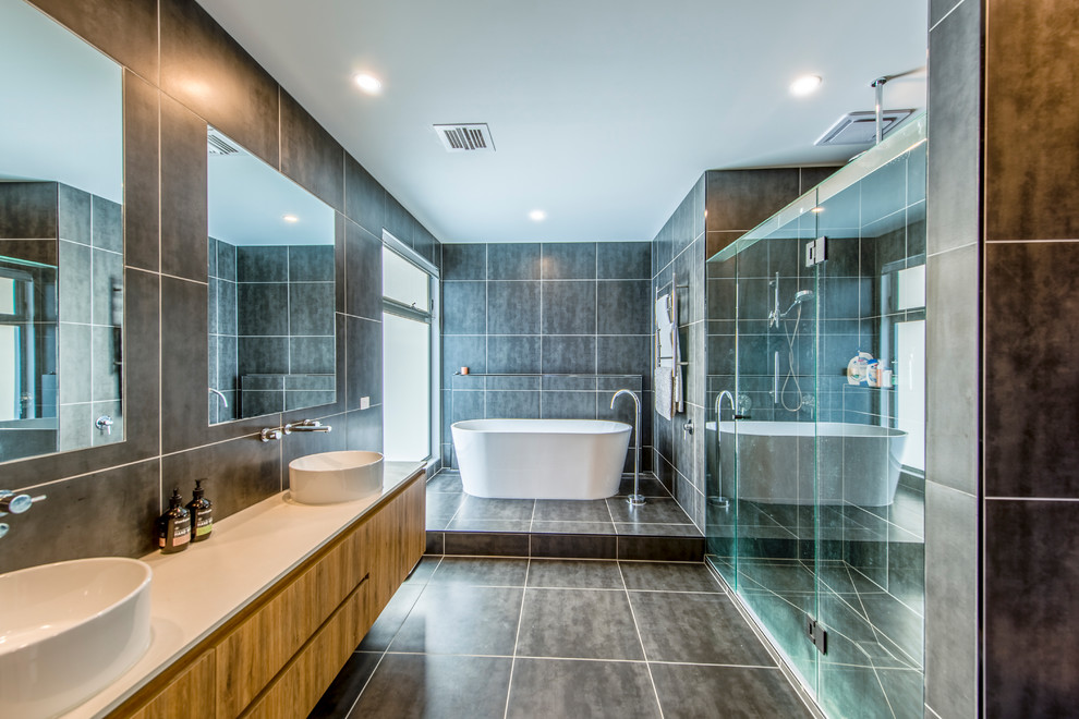 This is an example of a large contemporary bathroom in Melbourne.