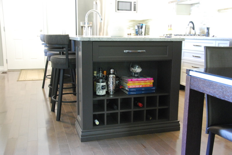 Example of a transitional home design design in Toronto