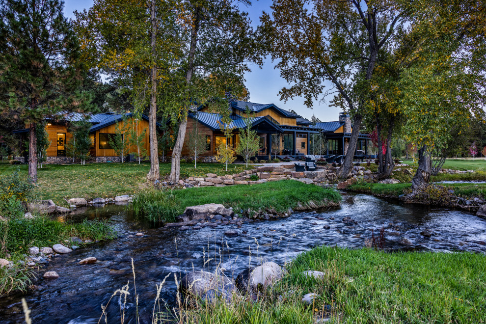 Inspiration for a rustic landscaping in Albuquerque.